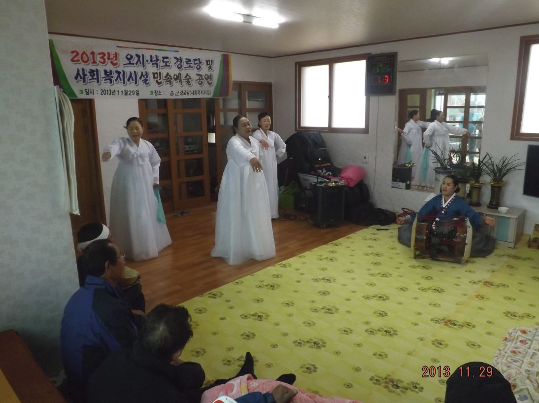 1129 찾아가는오지낙도 - 송군 경로당 2.JPG